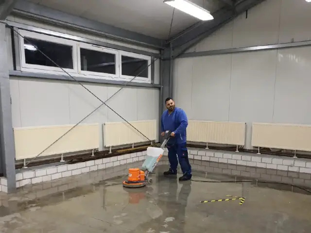 Maschinelle Bodenreinigung in einer Gewerbehalle