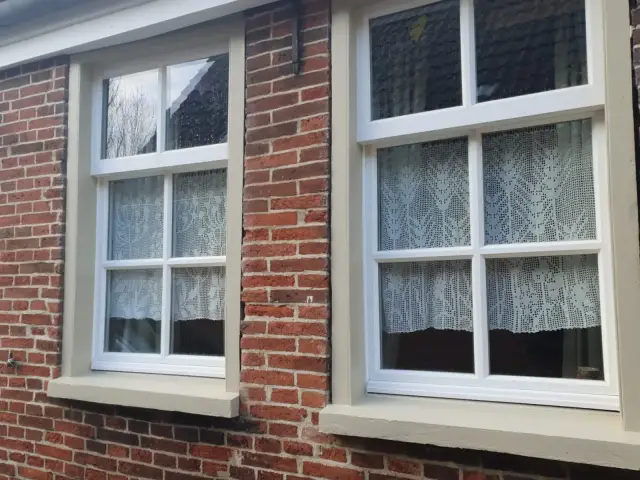 Gereinigte Sprossenfenster an einer Klinkerfassade